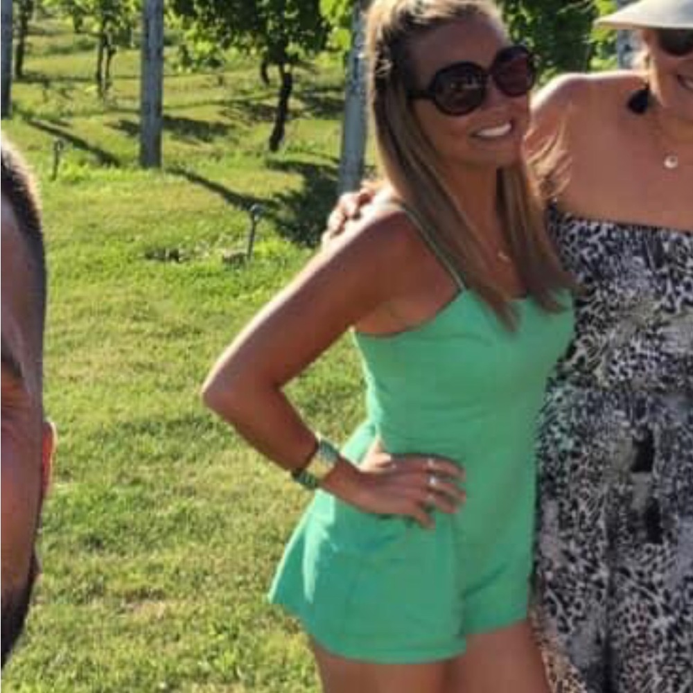 Fun, green romper! 🤍💚